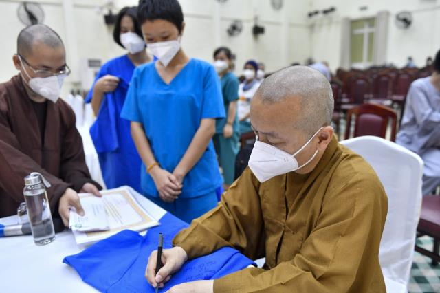 Đón tình nguyện viên Phật giáo trở về sau khi hoàn thành nhiệm vụ hỗ trợ tuyến đầu chống dịch