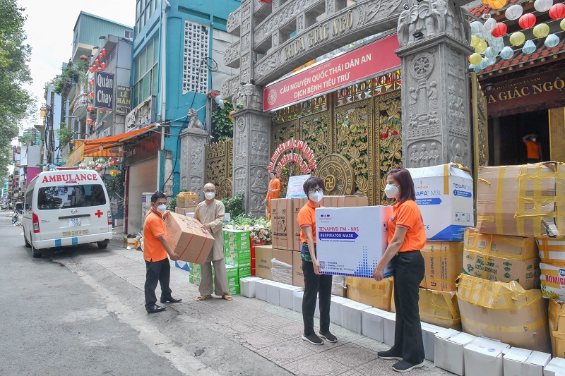 Chùa Giác Ngộ trao yêu thương, tiếp vật phẩm đến UBND Quận Gò Vấp