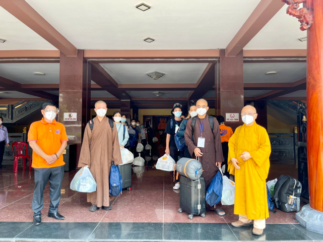23 tình nguyện viên Phật giáo đến phục vụ tại Bệnh viện Dã chiến thu dung và điều trị COVID-19 số 10