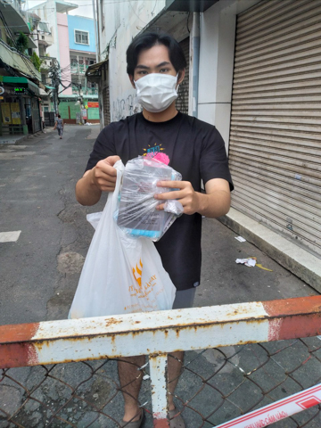 Vì một Sài Gòn chóng khỏe: Chùa Giác Ngộ gửi tặng hơn 450 phần thuốc cho F0 tầng 1 và tầng 2 đang điều trị tại nhà