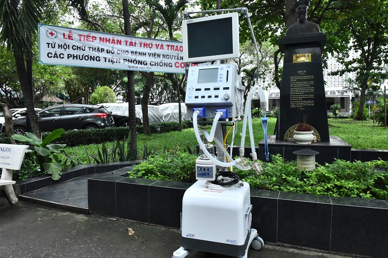 Chùa Giác Ngộ trao tặng máy thở xâm lấn, máy oxy đến Bệnh viện dã chiến số 3 và Bệnh viện Nguyễn Tri Phương