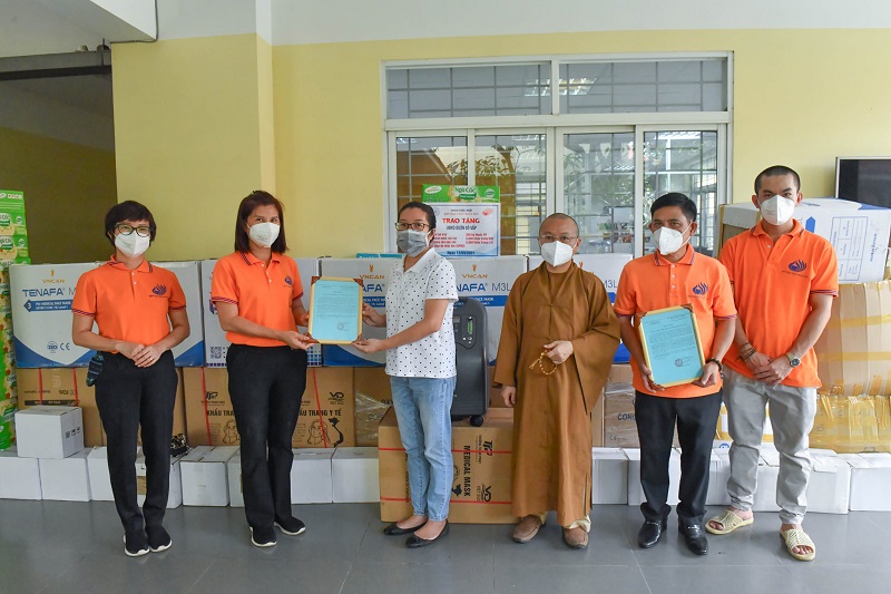 Chùa Giác Ngộ trao yêu thương, tiếp vật phẩm đến UBND Quận Gò Vấp