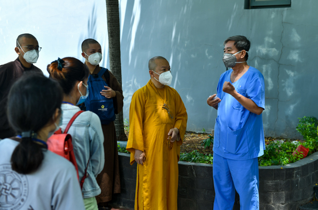 23 tình nguyện viên Phật giáo đến phục vụ tại Bệnh viện Dã chiến thu dung và điều trị COVID-19 số 10