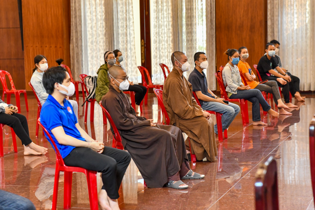 23 tình nguyện viên Phật giáo đến phục vụ tại Bệnh viện Dã chiến thu dung và điều trị COVID-19 số 10