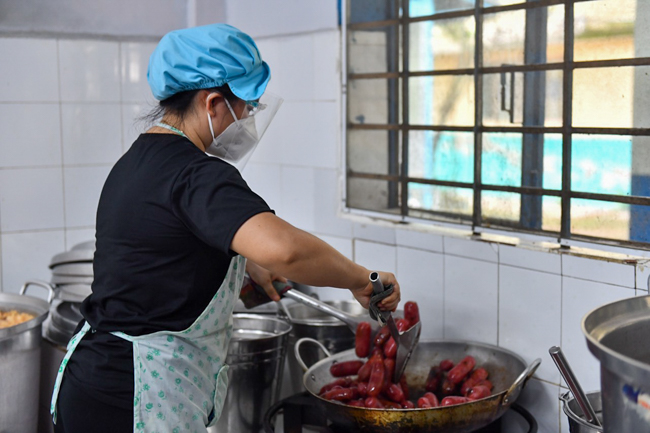 TP.HCM: Trung ương Giáo hội đến thăm các bếp ăn thiện nguyện hỗ trợ tuyến đầu chống dịch, nơi tặng thuốc, oxy miễn phí cho F0