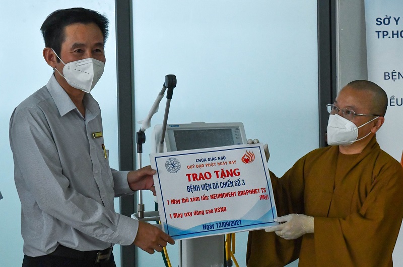Chùa Giác Ngộ trao tặng máy thở xâm lấn, máy oxy đến Bệnh viện dã chiến số 3 và Bệnh viện Nguyễn Tri Phương