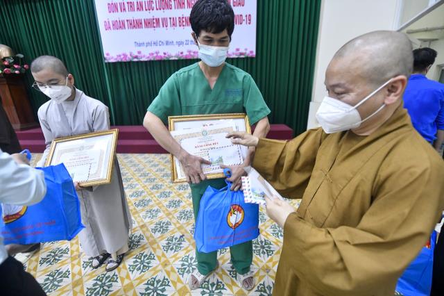 Đón tình nguyện viên Phật giáo trở về sau khi hoàn thành nhiệm vụ hỗ trợ tuyến đầu chống dịch