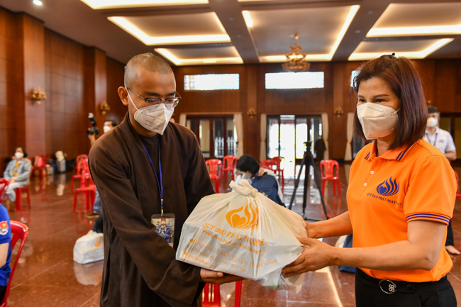 23 tình nguyện viên Phật giáo đến phục vụ tại Bệnh viện Dã chiến thu dung và điều trị COVID-19 số 10