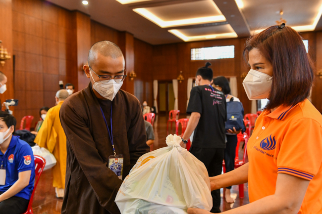 23 tình nguyện viên Phật giáo đến phục vụ tại Bệnh viện Dã chiến thu dung và điều trị COVID-19 số 10