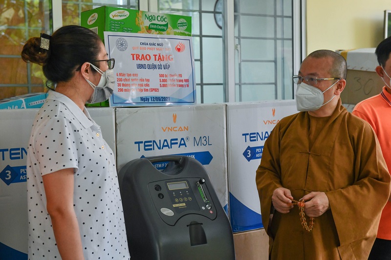 Chùa Giác Ngộ trao yêu thương, tiếp vật phẩm đến UBND Quận Gò Vấp