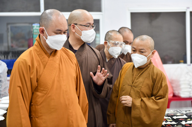 TP.HCM: Trung ương Giáo hội đến thăm các bếp ăn thiện nguyện hỗ trợ tuyến đầu chống dịch, nơi tặng thuốc, oxy miễn phí cho F0