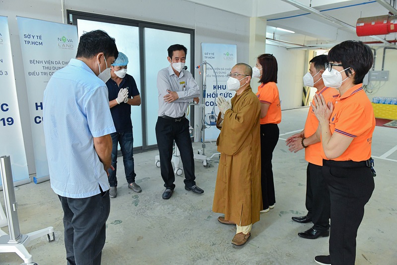 Chùa Giác Ngộ trao tặng máy thở xâm lấn, máy oxy đến Bệnh viện dã chiến số 3 và Bệnh viện Nguyễn Tri Phương
