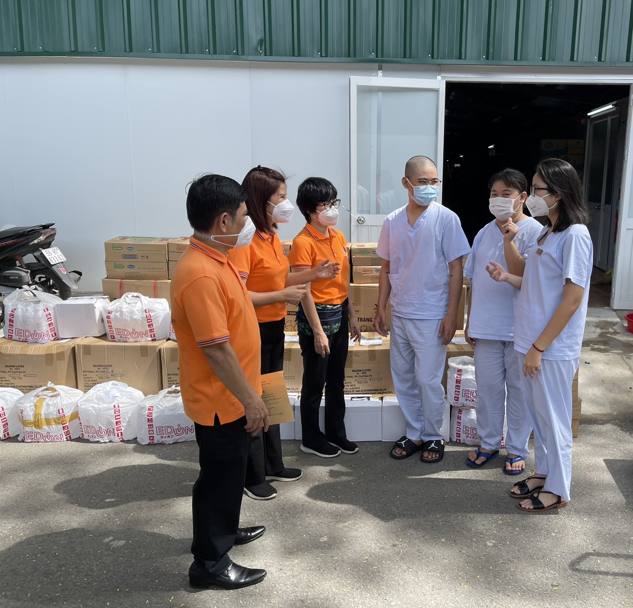 Kết nối sẻ chia vì tuyến đầu chống dịch (trao tặng vật tư y tế cho Bệnh viện Dã chiến thu dung điều trị Covid-19 số 16 và Ban Trị sự GHPG Việt Nam tỉnh Hậu Giang)