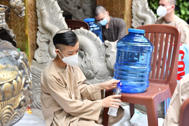 Hình ảnh nhà sư trong mùa COVID