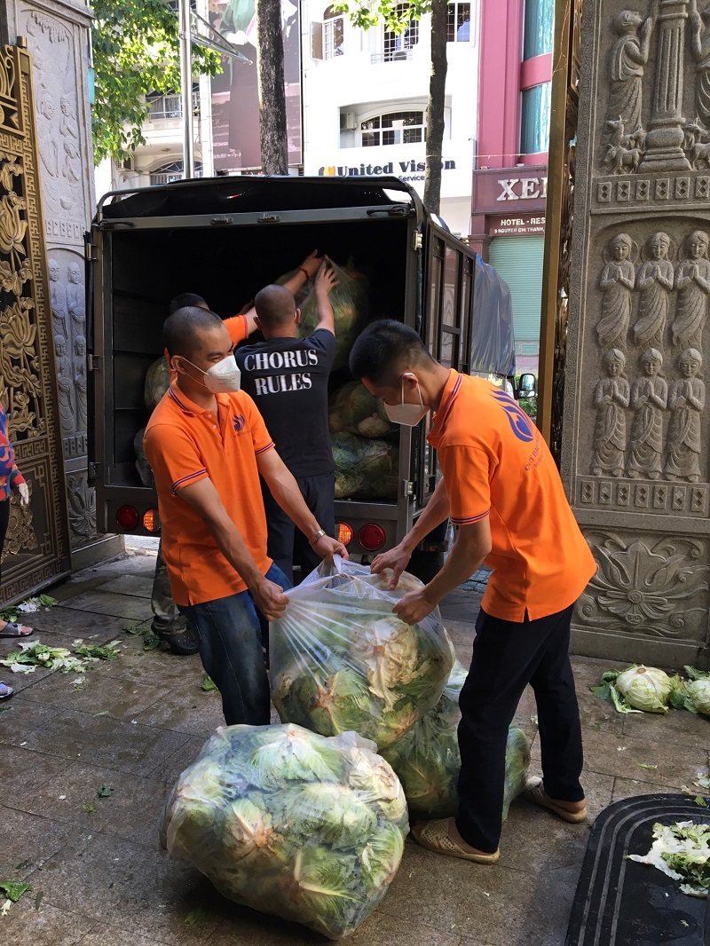 Chùa Giác Ngộ Mua &quot;Giải Cứu&quot; 70 Tấn Bắp Cải, Tiếp Sức Cho Người Dân Trong Mùa “Bão Covid-19”