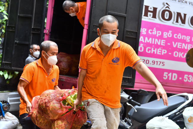 Trước ngày “ai ở đâu, ở yên đó”, chùa Giác Ngộ vẫn tiếp tục tặng nông sản và thuốc thang cho bà con
