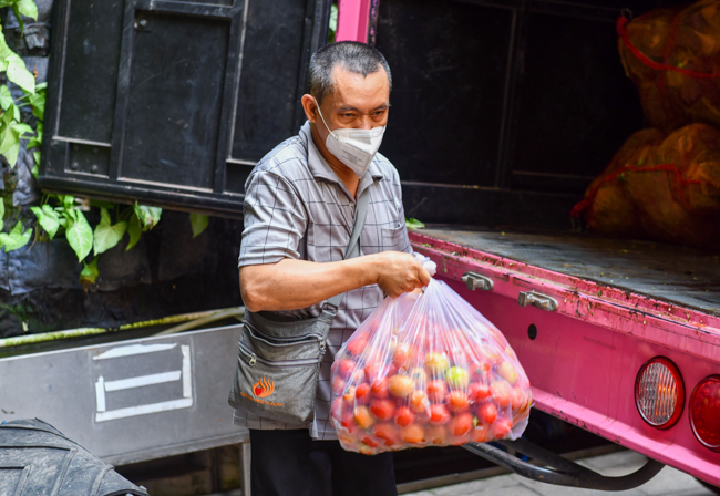 Trước ngày “ai ở đâu, ở yên đó”, chùa Giác Ngộ vẫn tiếp tục tặng nông sản và thuốc thang cho bà con