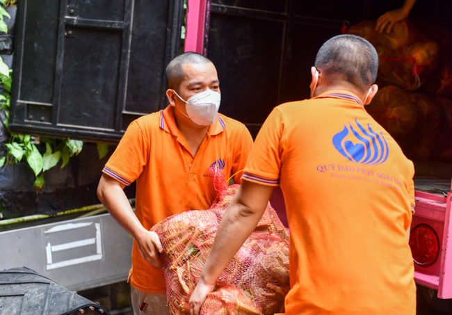 Trước ngày “ai ở đâu, ở yên đó”, chùa Giác Ngộ vẫn tiếp tục tặng nông sản và thuốc thang cho bà con