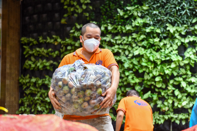 Trước ngày “ai ở đâu, ở yên đó”, chùa Giác Ngộ vẫn tiếp tục tặng nông sản và thuốc thang cho bà con