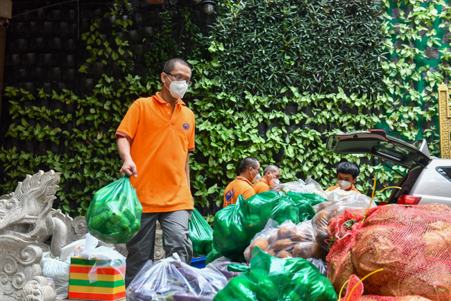 Trước ngày “ai ở đâu, ở yên đó”, chùa Giác Ngộ vẫn tiếp tục tặng nông sản và thuốc thang cho bà con