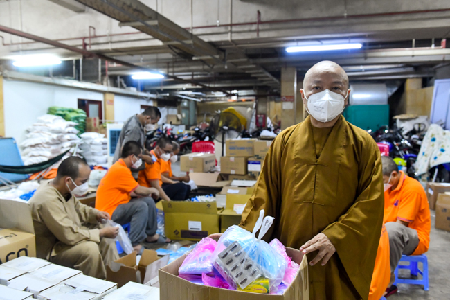 Trước ngày “ai ở đâu, ở yên đó”, chùa Giác Ngộ vẫn tiếp tục tặng nông sản và thuốc thang cho bà con