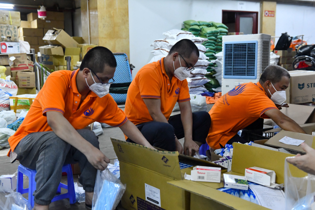 Trước ngày “ai ở đâu, ở yên đó”, chùa Giác Ngộ vẫn tiếp tục tặng nông sản và thuốc thang cho bà con