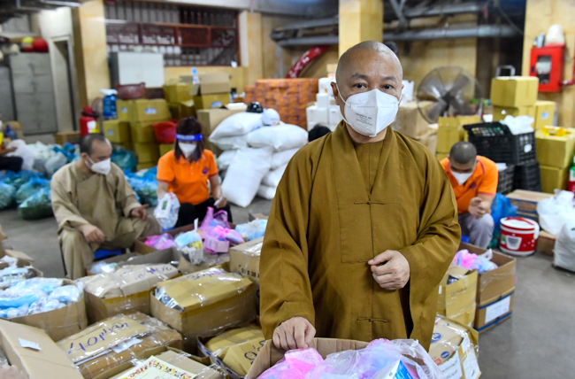 Trước ngày “ai ở đâu, ở yên đó”, chùa Giác Ngộ vẫn tiếp tục tặng nông sản và thuốc thang cho bà con