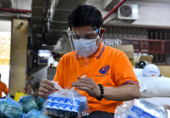 Trước ngày “ai ở đâu, ở yên đó”, chùa Giác Ngộ vẫn tiếp tục tặng nông sản và thuốc thang cho bà con