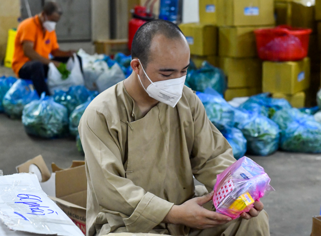Trước ngày “ai ở đâu, ở yên đó”, chùa Giác Ngộ vẫn tiếp tục tặng nông sản và thuốc thang cho bà con