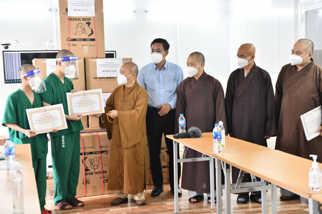 Động viên tuyến đầu: Phái đoàn Giáo hội Thành phố đến thăm và tặng trang thiết bị y tế cho Bệnh viện Dã chiến số 13