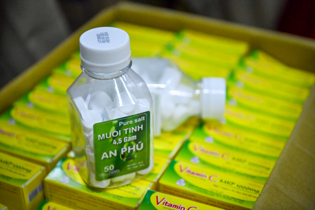 Vì một Sài Gòn chóng khỏe: Chùa Giác Ngộ gửi tặng hơn 450 phần thuốc cho F0 tầng 1 và tầng 2 đang điều trị tại nhà