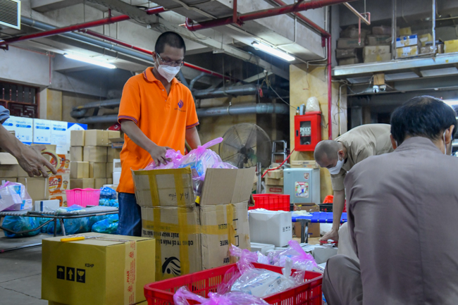 Vì một Sài Gòn chóng khỏe: Chùa Giác Ngộ gửi tặng hơn 450 phần thuốc cho F0 tầng 1 và tầng 2 đang điều trị tại nhà