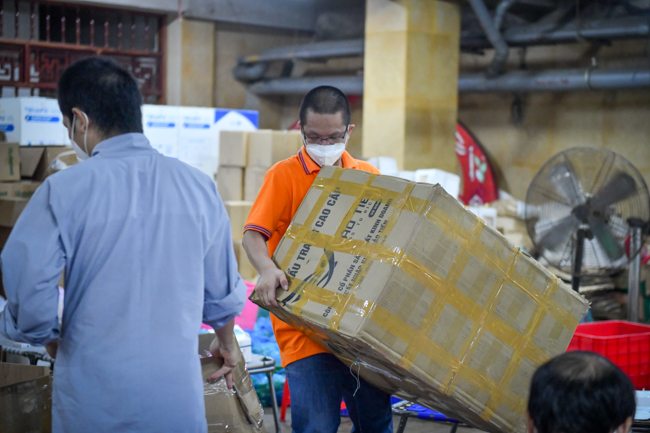 Vì một Sài Gòn chóng khỏe: Chùa Giác Ngộ gửi tặng hơn 450 phần thuốc cho F0 tầng 1 và tầng 2 đang điều trị tại nhà