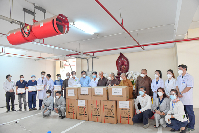 Giáo hội TP.HCM ghé thăm Bệnh viện Dã chiến số 3 - Nơi vừa có 6.209 bệnh nhân COVID-19 xuất viện