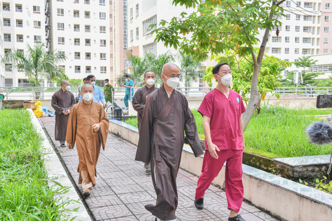 Đoàn ban Trị sự Giáo hội Thành phố đã đến thăm và trao Bảng Tuyên dương công đức, khẩu trang y tế cho Bệnh viện Dã chiến số 12