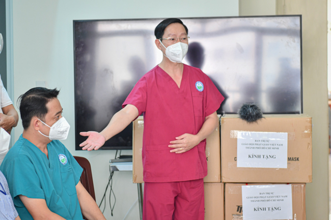 Đoàn ban Trị sự Giáo hội Thành phố đã đến thăm và trao Bảng Tuyên dương công đức, khẩu trang y tế cho Bệnh viện Dã chiến số 12