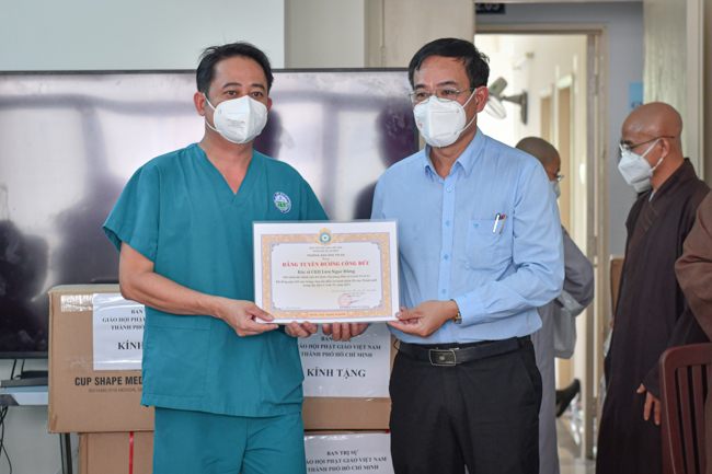 Đoàn ban Trị sự Giáo hội Thành phố đã đến thăm và trao Bảng Tuyên dương công đức, khẩu trang y tế cho Bệnh viện Dã chiến số 12