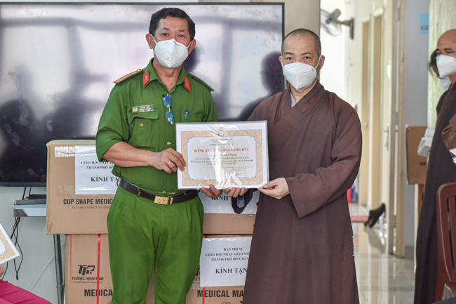 Đoàn ban Trị sự Giáo hội Thành phố đã đến thăm và trao Bảng Tuyên dương công đức, khẩu trang y tế cho Bệnh viện Dã chiến số 12