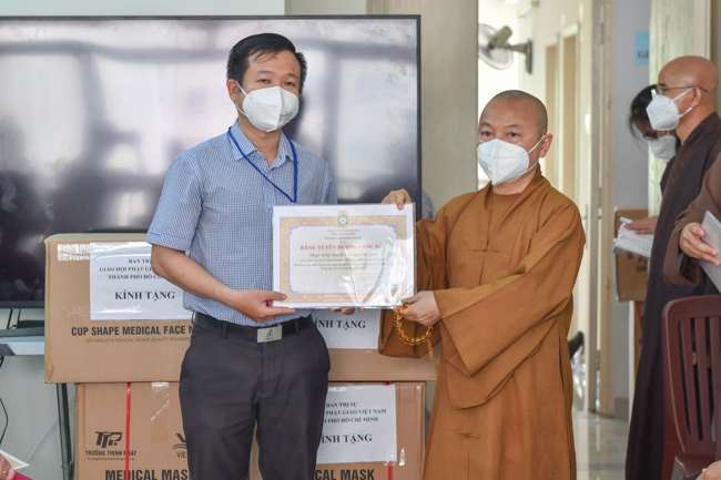 Đoàn ban Trị sự Giáo hội Thành phố đã đến thăm và trao Bảng Tuyên dương công đức, khẩu trang y tế cho Bệnh viện Dã chiến số 12
