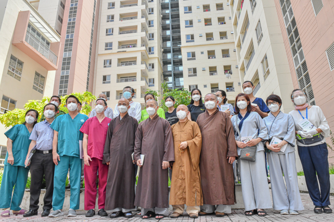 Đoàn ban Trị sự Giáo hội Thành phố đã đến thăm và trao Bảng Tuyên dương công đức, khẩu trang y tế cho Bệnh viện Dã chiến số 12