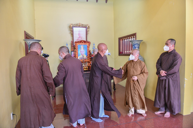 Về chùa Nam Thiên Nhất Trụ, Ban Trị sự Thành phố tặng Bằng Tuyên dương công đức và quà hỗ trợ chương trình chống dịch