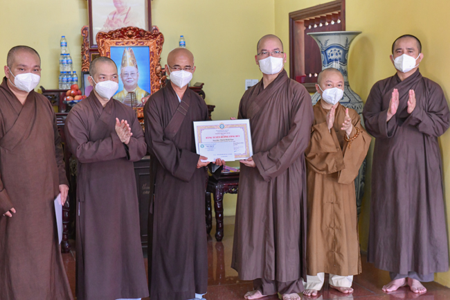 Về chùa Nam Thiên Nhất Trụ, Ban Trị sự Thành phố tặng Bằng Tuyên dương công đức và quà hỗ trợ chương trình chống dịch