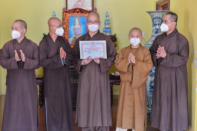 Về chùa Nam Thiên Nhất Trụ, Ban Trị sự Thành phố tặng Bằng Tuyên dương công đức và quà hỗ trợ chương trình chống dịch