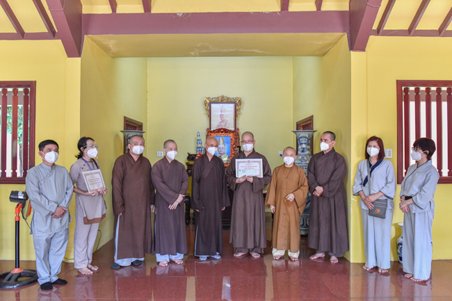Về chùa Nam Thiên Nhất Trụ, Ban Trị sự Thành phố tặng Bằng Tuyên dương công đức và quà hỗ trợ chương trình chống dịch