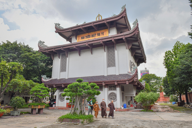 Về chùa Nam Thiên Nhất Trụ, Ban Trị sự Thành phố tặng Bằng Tuyên dương công đức và quà hỗ trợ chương trình chống dịch