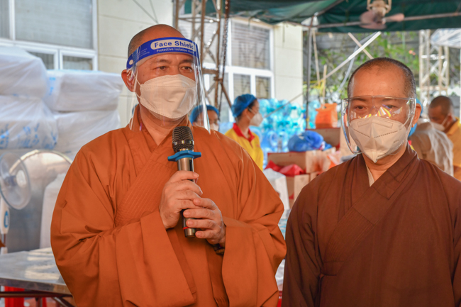 TP.HCM: Trung ương Giáo hội đến thăm các bếp ăn thiện nguyện hỗ trợ tuyến đầu chống dịch, nơi tặng thuốc, oxy miễn phí cho F0