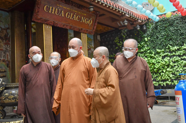 TP.HCM: Trung ương Giáo hội đến thăm các bếp ăn thiện nguyện hỗ trợ tuyến đầu chống dịch, nơi tặng thuốc, oxy miễn phí cho F0