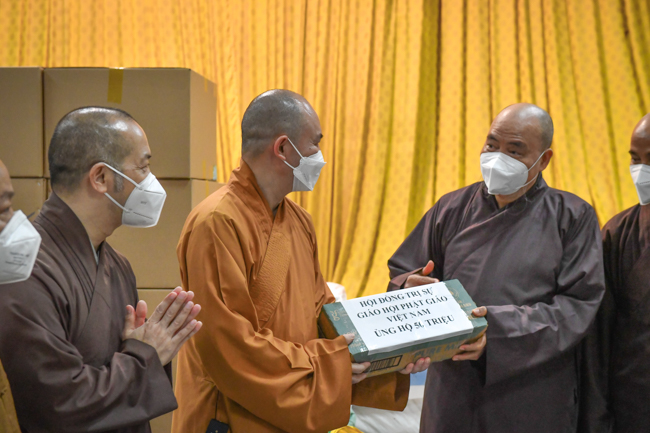 TP.HCM: Trung ương Giáo hội đến thăm các bếp ăn thiện nguyện hỗ trợ tuyến đầu chống dịch, nơi tặng thuốc, oxy miễn phí cho F0