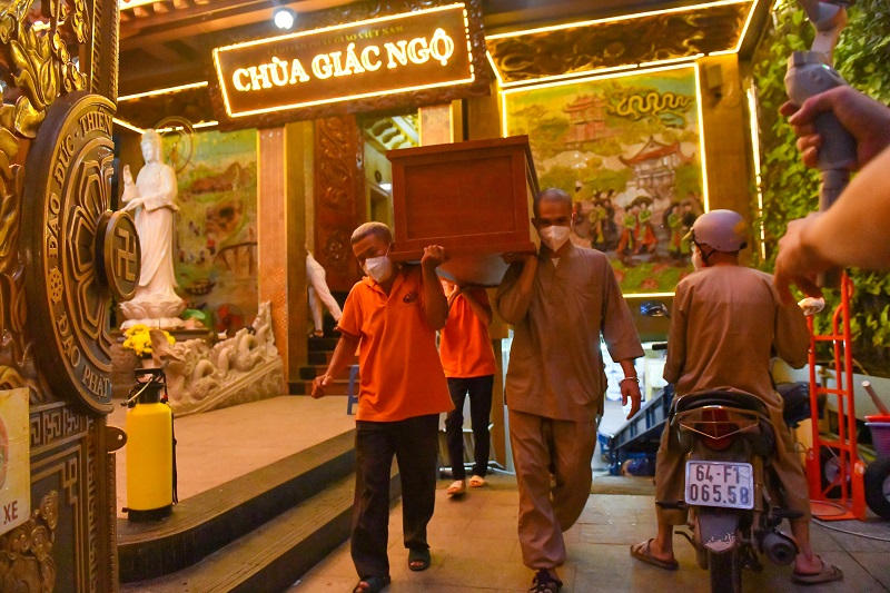 Chùa Giác Ngộ Trao Tặng 10 “Áo Quan Từ Tâm” Đến Ủy Ban Mttqvn Phường 16, Quận 8