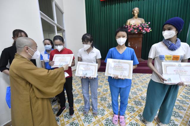 Đón tình nguyện viên Phật giáo trở về sau khi hoàn thành nhiệm vụ hỗ trợ tuyến đầu chống dịch